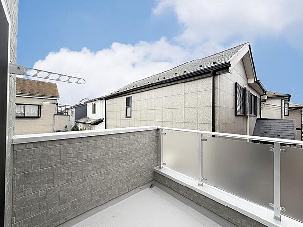 ■ 心地よい風と光を感じる、くつろぎのバルコニー