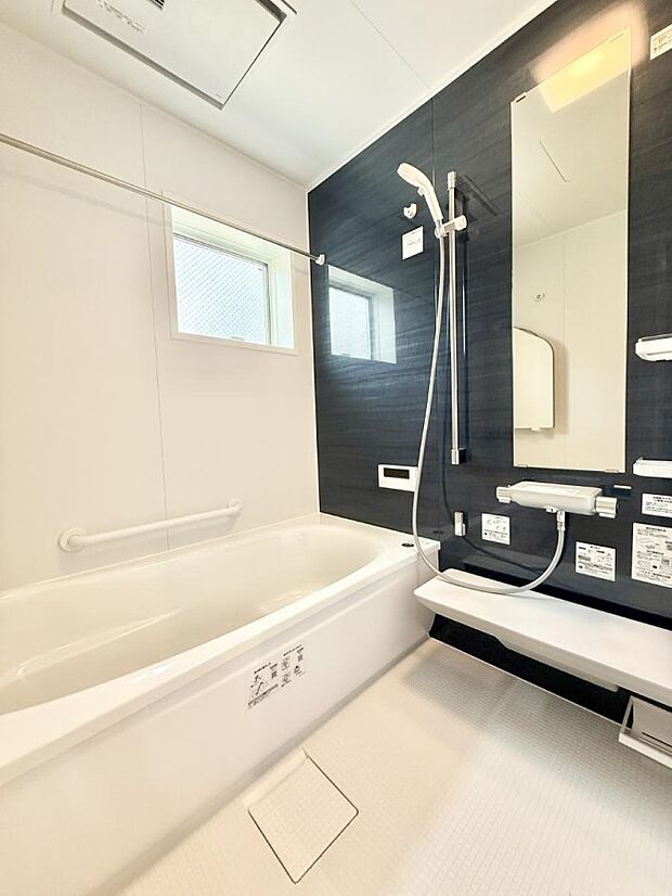 ■落ち着いた色合いの壁面、ゆっくり寛げるバスルーム