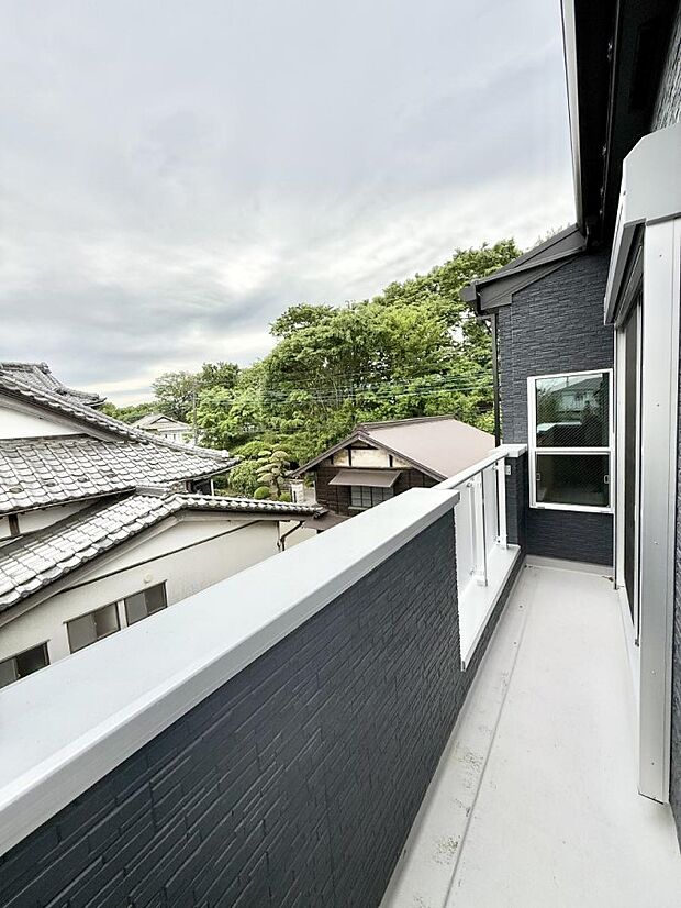 ■ 心地よい風と光を感じる、くつろぎのバルコニー