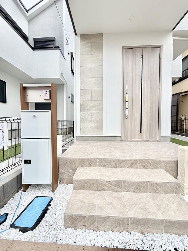 ■ シンプルで美しく、住まいの第一印象を彩る玄関です