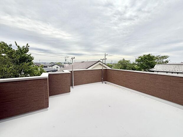 ■ 心地よい風と光を感じる、くつろぎのバルコニー