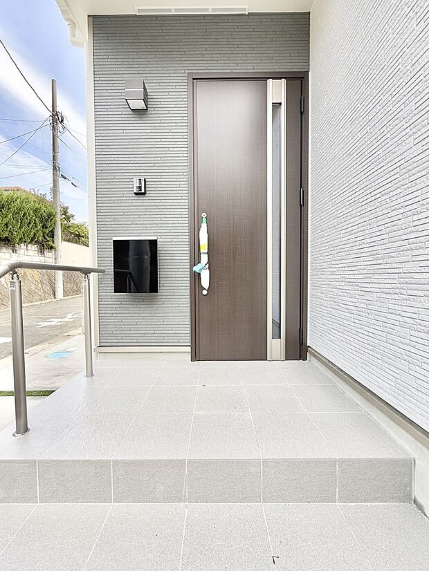 ■ シンプルで美しく、住まいの第一印象を彩る玄関です