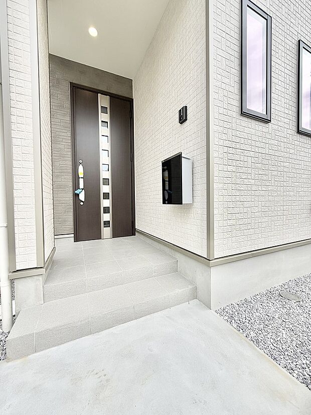 ■ シンプルで美しく、住まいの第一印象を彩る玄関です