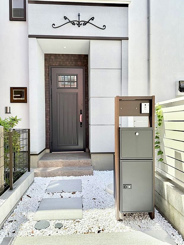 ■ シンプルで美しく、住まいの第一印象を彩る玄関です