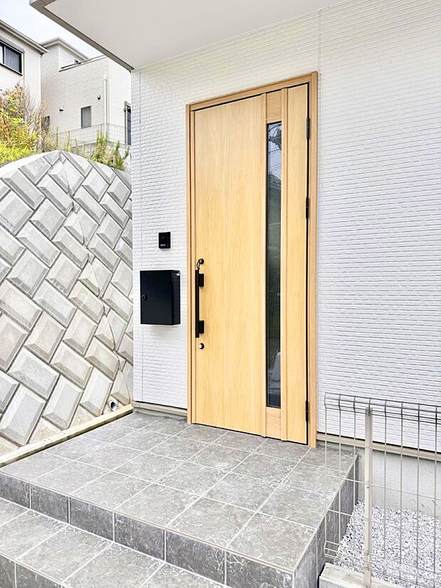 ■ シンプルで美しく、住まいの第一印象を彩る玄関です