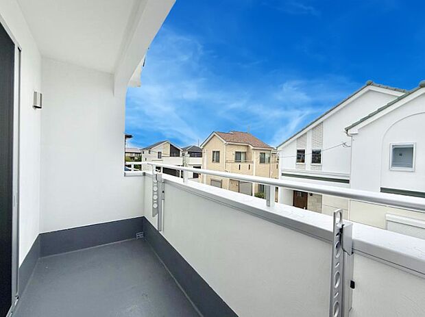 ■ 心地よい風と光を感じる、くつろぎのバルコニー