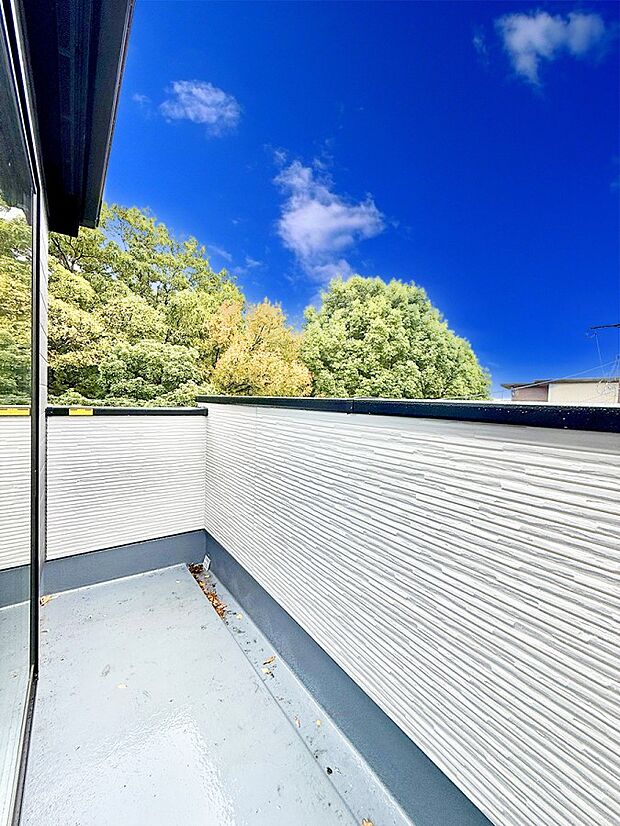 ■ 心地よい風と光を感じる、くつろぎのバルコニー