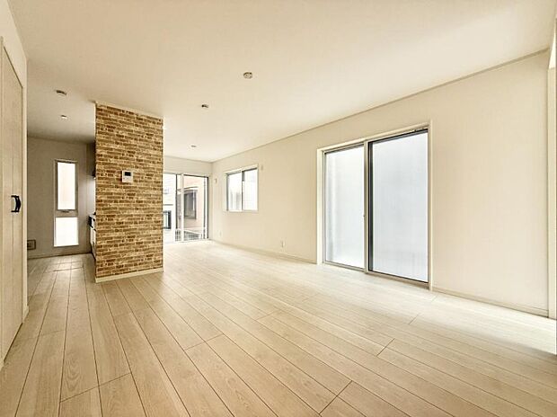 ■自然の光が差し込み、明るい空間が広がります