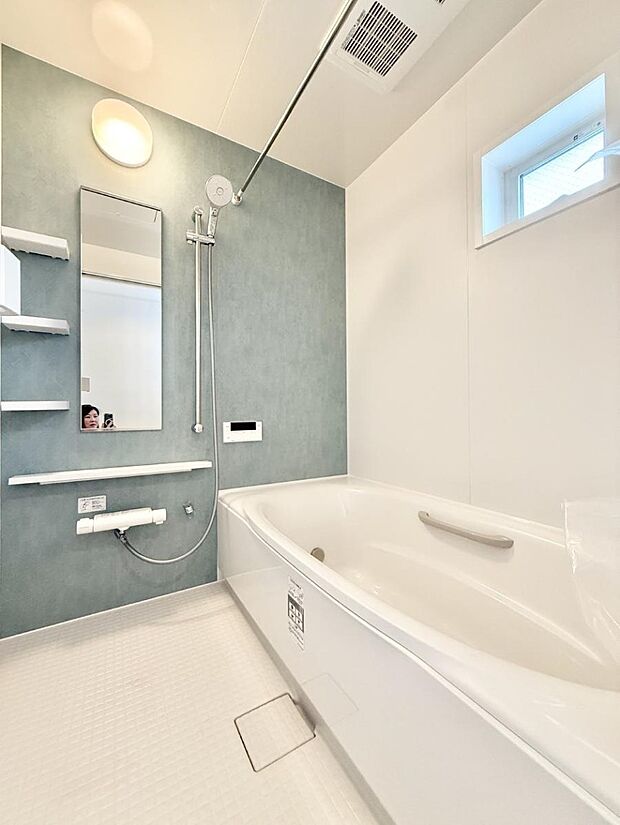 ■落ち着いた色合いの壁面、ゆっくり寛げるバスルーム