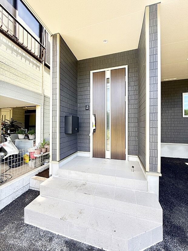 ■ シンプルで美しく、住まいの第一印象を彩る玄関です