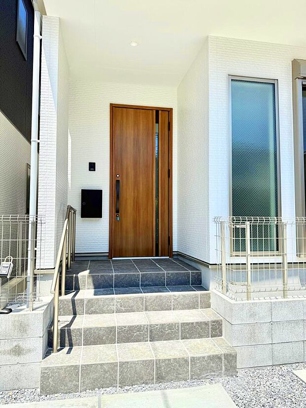 ■ 家族とゲストをやさしく迎える、心温まる玄関