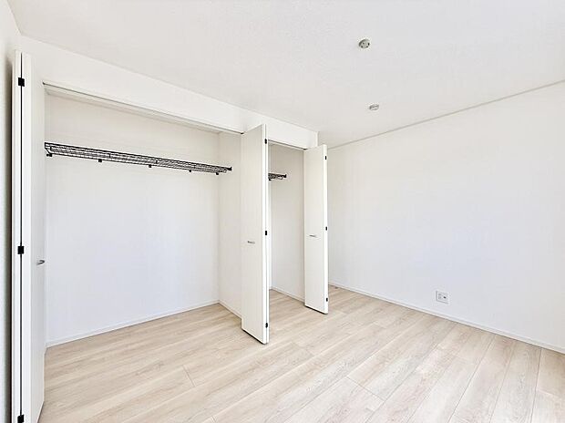 ■シンプルな空間で、収納付きベッドやデスクなど、多機能な家具を活用しやすいです