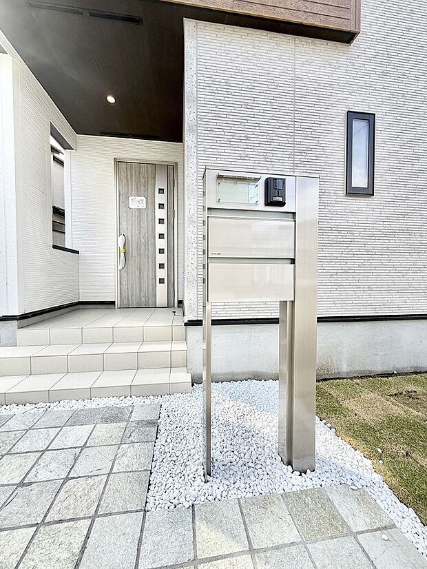 ■ シンプルで美しく、住まいの第一印象を彩る玄関です