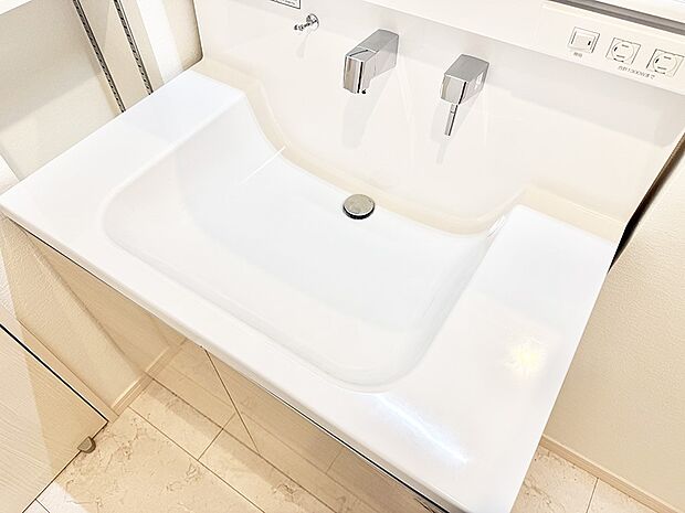 ■細かい部分まで洗いやすく便利なハンドシャワー付き