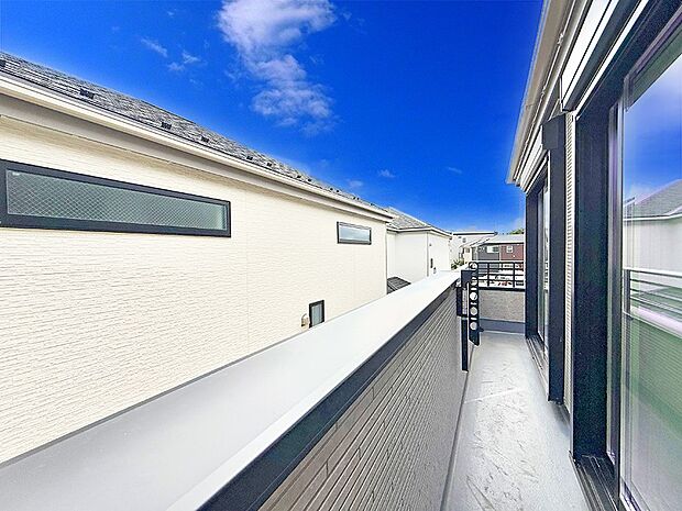 ■ 心地よい風と光を感じる、くつろぎのバルコニー