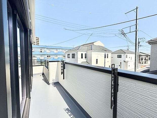 ■ 心地よい風と光を感じる、くつろぎのバルコニー