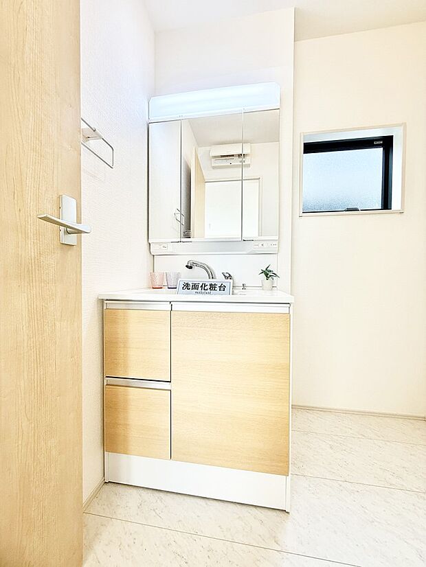 ■明るい洗面所は毎朝の歯磨きも楽しくできちゃいそうです♪