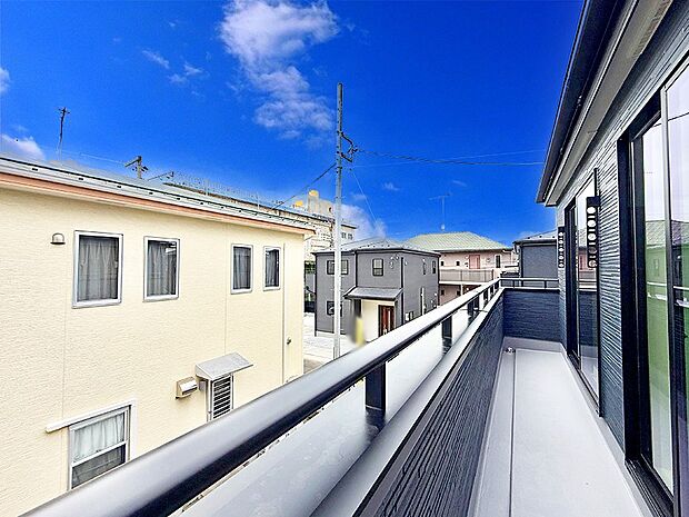 ■ 心地よい風と光を感じる、くつろぎのバルコニー