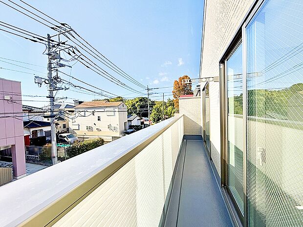 ■ 心地よい風と光を感じる、くつろぎのバルコニー