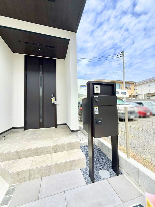 ■ シンプルで美しく、住まいの第一印象を彩る玄関です