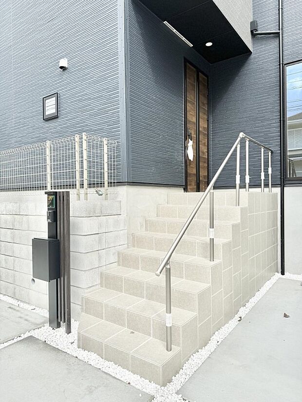 ■ シンプルで美しく、住まいの第一印象を彩る玄関です