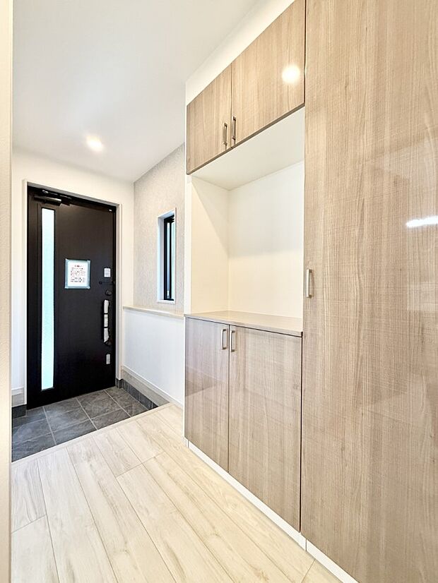 ■ 毎日を気持ちよく迎える、明るく温もりのある玄関