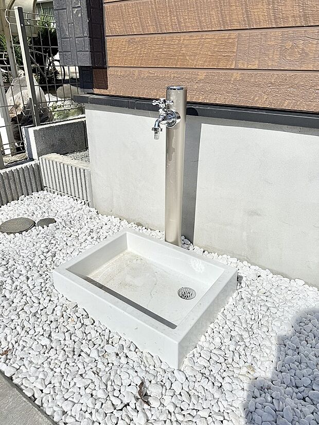 ■ガーデニングや洗車などの際に大活躍な屋外立水栓  