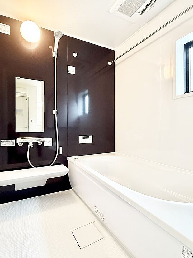 ■落ち着いた色合いの壁面、ゆっくり寛げるバスルーム