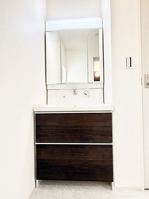 ■明るい洗面所は毎朝の歯磨きも楽しくできちゃいそうです♪