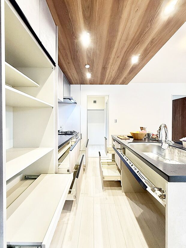 ■家族の絆を深める、温もりのあるキッチン