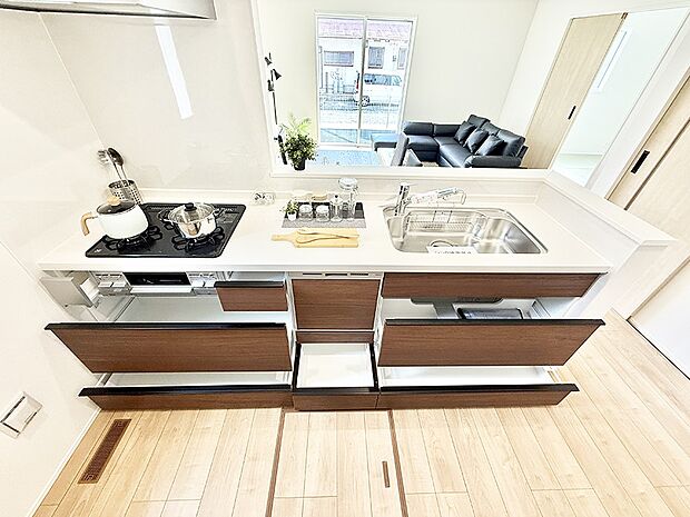 ■シンプルで機能的、毎日使いやすいキッチン ※家具はイメージです