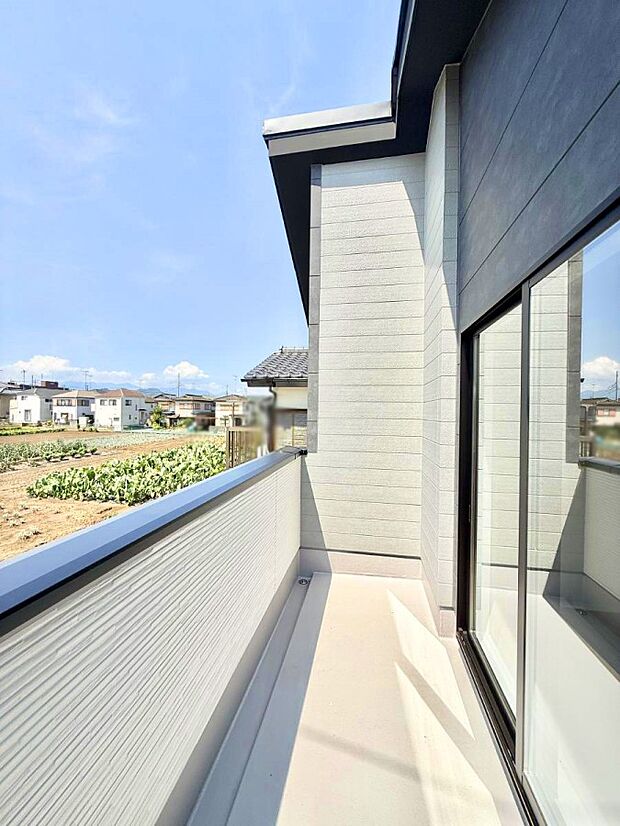 ■ 心地よい風と光を感じる、くつろぎのバルコニー