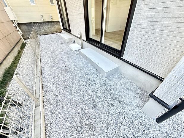 ■季節の移ろいを感じられる、落ち着いた雰囲気の屋外空間