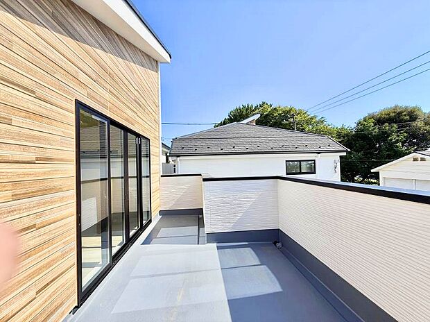 ■ 心地よい風と光を感じる、くつろぎのバルコニー