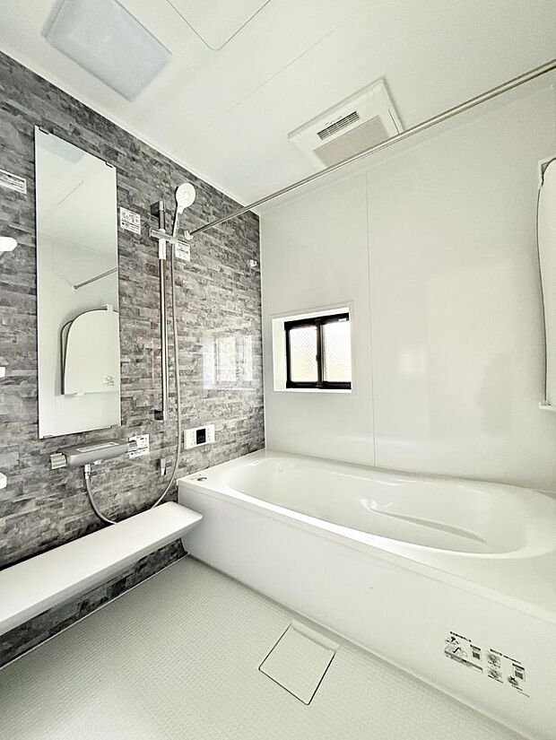 ■落ち着いた色合いの壁面、ゆっくり寛げるバスルーム