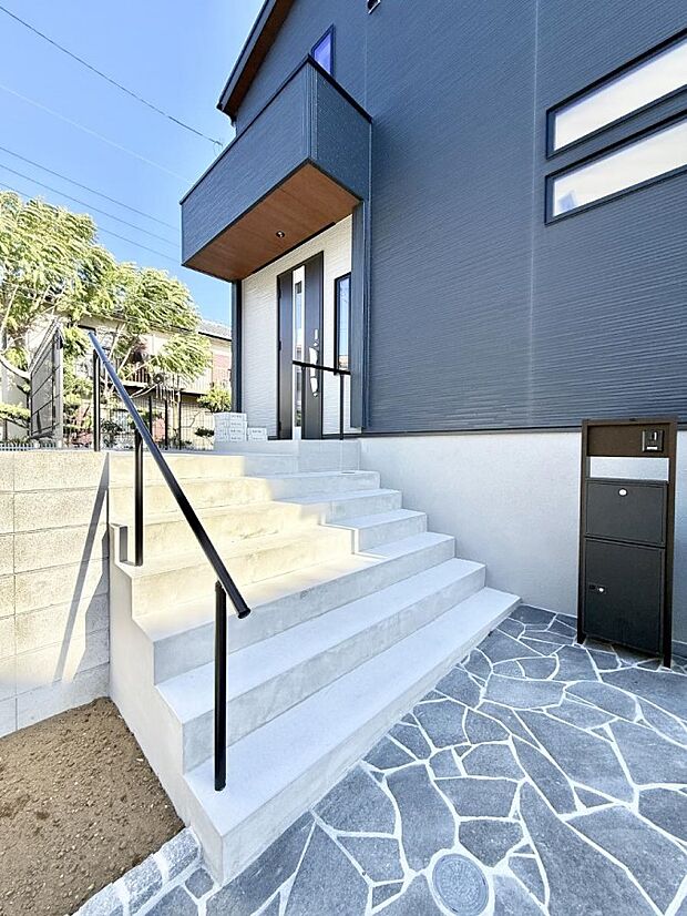 ■ シンプルで美しく、住まいの第一印象を彩る玄関です