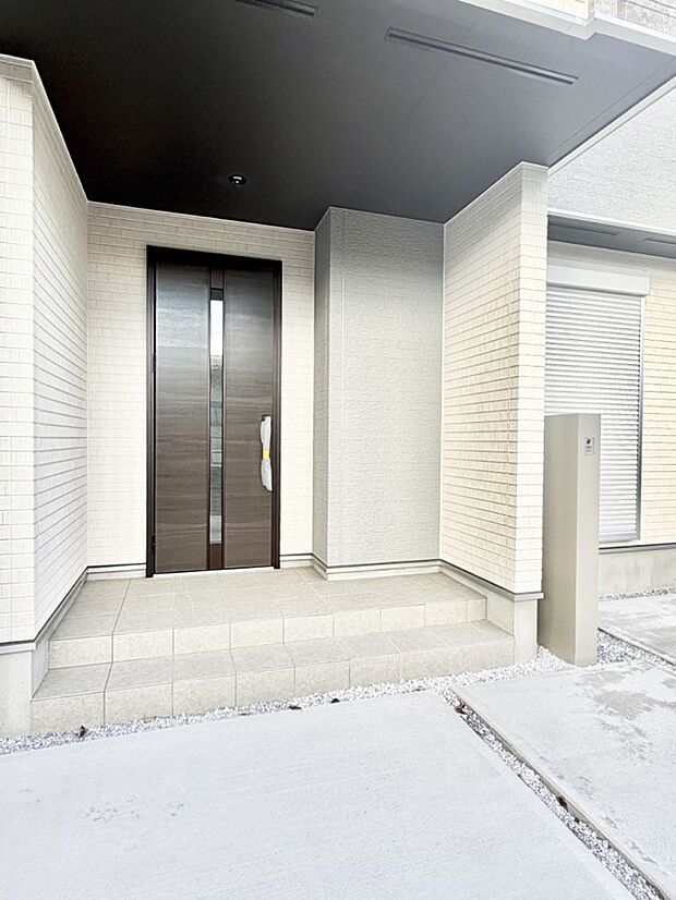 ■ シンプルで美しく、住まいの第一印象を彩る玄関です