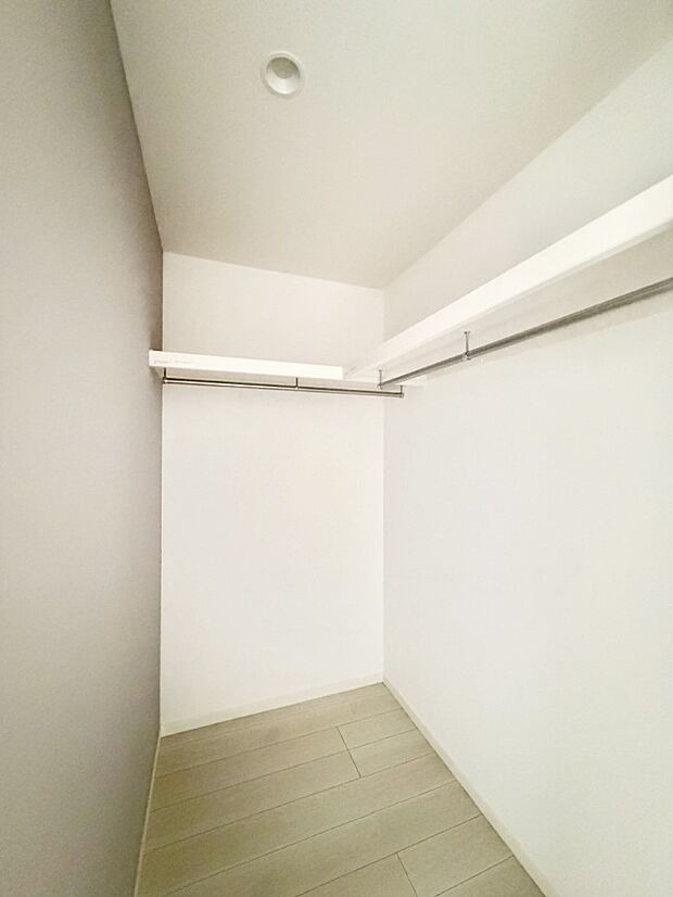 ■季節の洋服も、思い出の小物もすっきり収納できるウォークインクローゼット付  