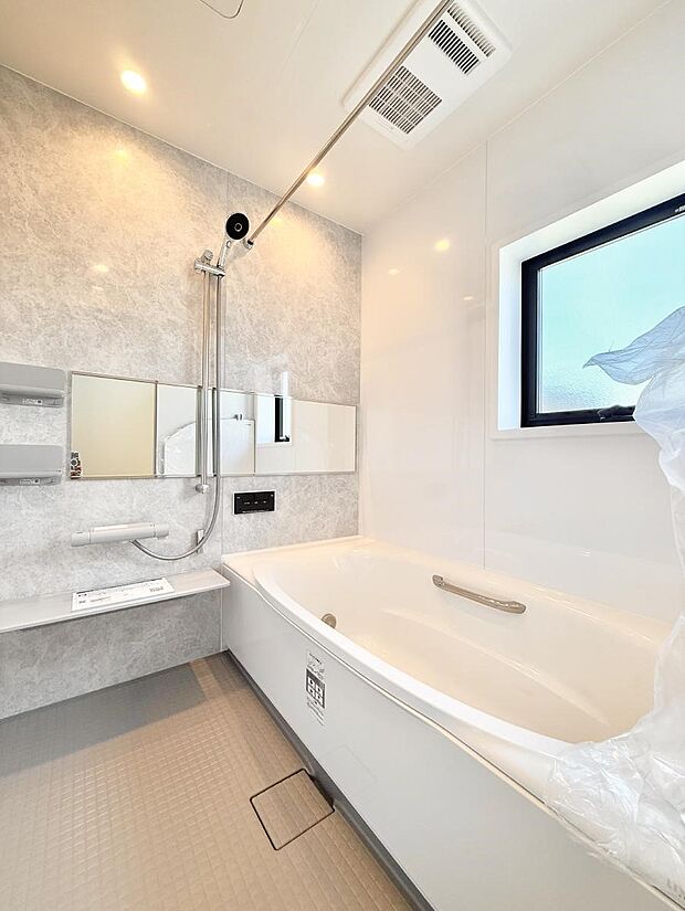 ■落ち着いた色合いの壁面、ゆっくり寛げるバスルーム