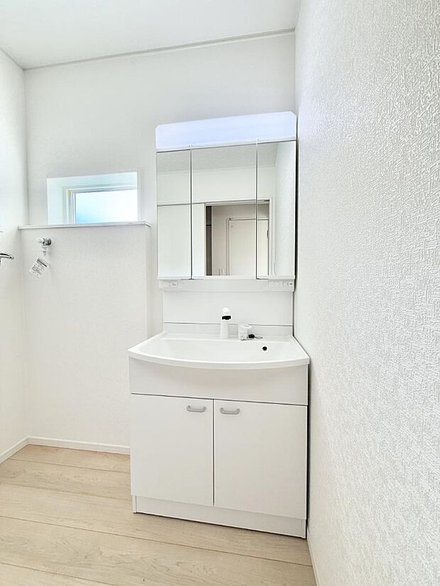 ■明るい洗面所は毎朝の歯磨きも楽しくできちゃいそうです♪