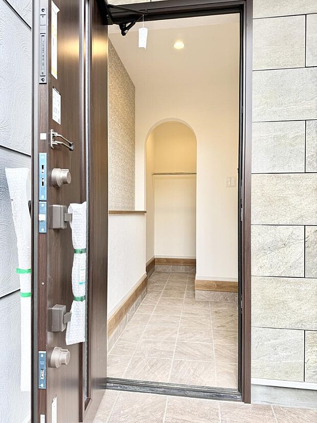 ■ シンプルで美しく、住まいの第一印象を彩る玄関です