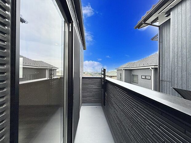 ■ 心地よい風と光を感じる、くつろぎのバルコニー