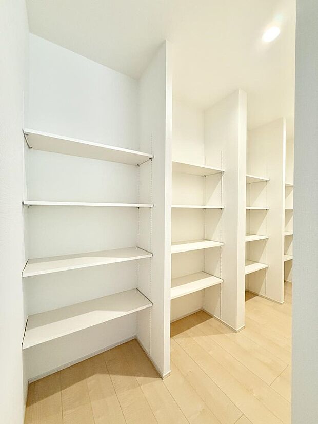 ■買いためた食材もすっきり収納できるパントリー付き  