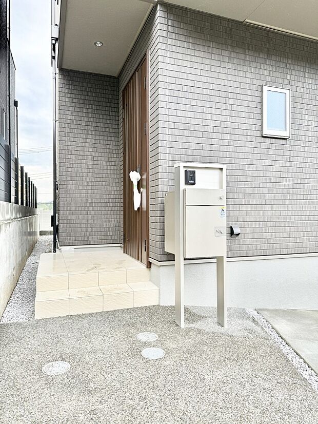 ■ シンプルで美しく、住まいの第一印象を彩る玄関です