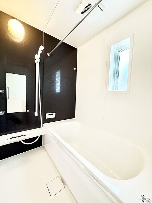 ■落ち着いた色合いの壁面、ゆっくり寛げるバスルーム