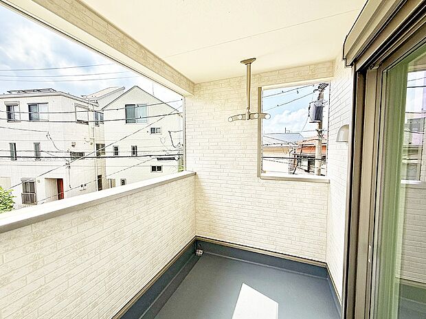 ■ 心地よい風と光を感じる、くつろぎのバルコニー