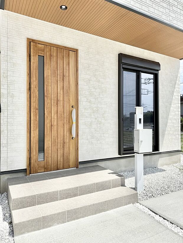 ■ シンプルで美しく、住まいの第一印象を彩る玄関です