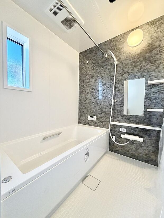 ■落ち着いた色合いの壁面、ゆっくり寛げるバスルーム