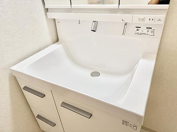 ■温水洗浄で快適、清潔感が保たれるシャワートイレ
