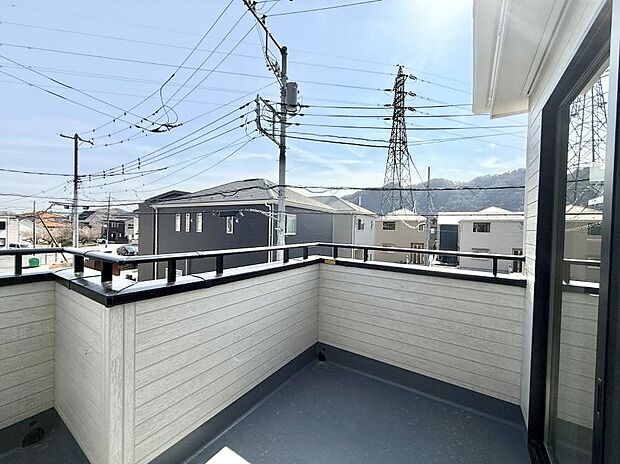 ■ 心地よい風と光を感じる、くつろぎのバルコニー